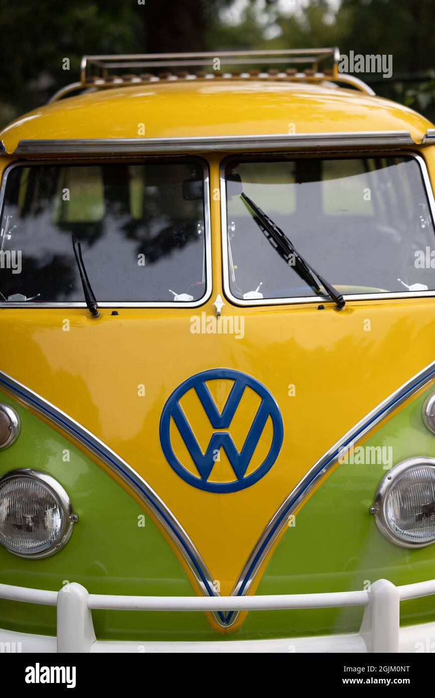 21-08-2021 Brasschaat, Anversa, Belgio la parte anteriore di un camper verde e giallo d'epoca VW o Vokswagen nei colori del Brasile, o reggae. Foto di alta qualità Foto Stock