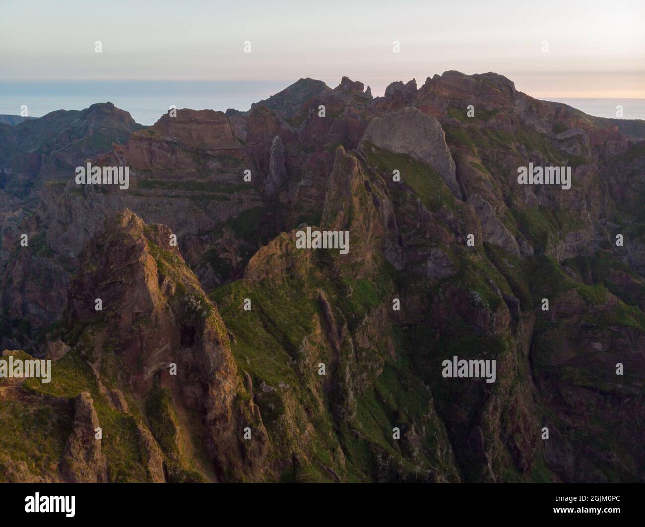 Vista aerea delle pittoresche montagne vulcaniche all'alba. Foto Stock