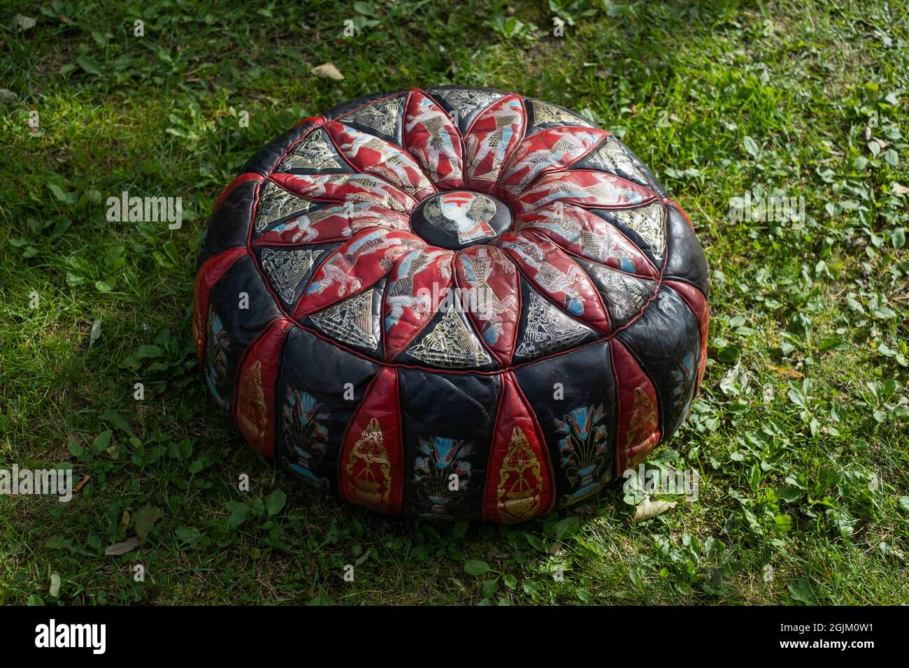 Vecchio pouf tradizionale dipinto a mano dall'Egitto. Cuscino sedile Vintage in pelle con motivo egiziano. Foto Stock