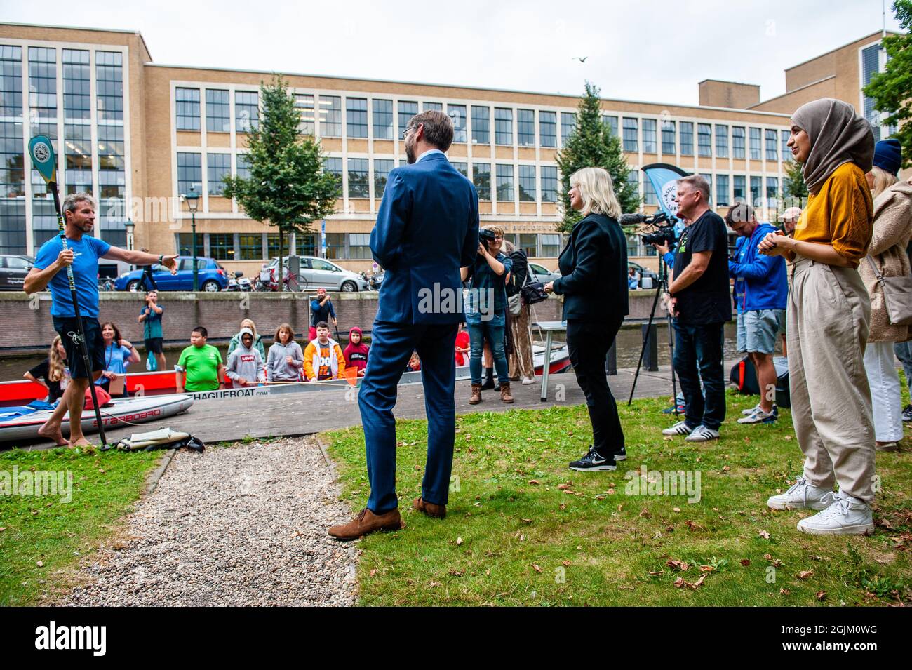 L'Aia, Paesi Bassi. 10 Settembre 2021. Diversi membri del Parlamento olandese sono visti ascoltare il discorso del biologo-surfer merijn Tinga.il biologo-surfer merijn Tinga, meglio noto come surfer zuppa di plastica costruisce pannelli realizzati con rifiuti di plastica e li utilizza per spedizioni che evidenziano problemi globali riguardanti l'inquinamento della plastica. Dal primo settembre fino ad oggi è stato sul suo tabellone da surf di rifiuti di plastica, a cavallo di circa 300 km, da Den Ham all'Aia, per richiamare l'attenzione sulla separazione dei rifiuti nelle istituzioni educative. Dopo l'arrivo all'Hagu Foto Stock