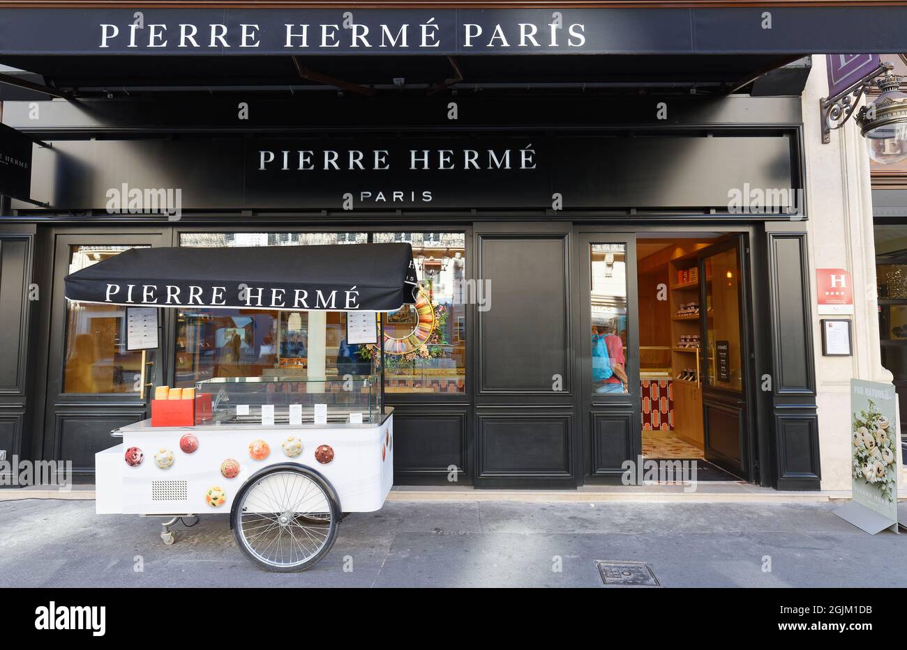Vista esterna della pasticceria del famoso pasticciere francese Pierre Herme nel centro di Parigi sul viale dell'Opera. Foto Stock