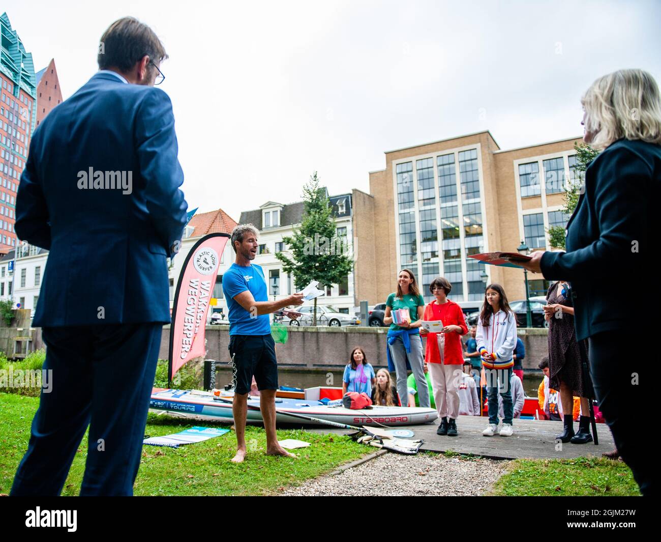 Due ragazze sono viste condividere volantini della campagna per richiamare l'attenzione sulla separazione dei rifiuti nelle istituzioni educative ad alcuni dei membri del Parlamento. Il biologo-surfer merijn Tinga, Meglio noto come Plastic Soup Surfer costruisce tavole realizzate con rifiuti di plastica e le utilizza per spedizioni che mettono in evidenza i problemi globali relativi all'inquinamento della plastica. Dal primo settembre fino ad oggi è stato sul suo tabellone da surf di rifiuti di plastica, a cavallo di circa 300 km, da Den Ham all'Aia, per richiamare l'attenzione sulla separazione dei rifiuti nelle istituzioni educative. Dopo l'arrivo Foto Stock