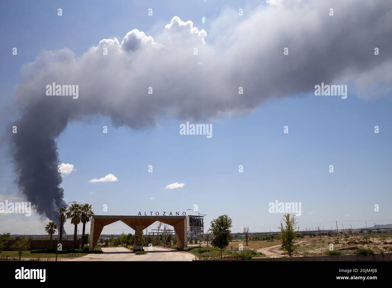 Polizia, vigili del fuoco e Guardia Nazionale assistono agli incendi a Ciudad Juarez Chihuahua Messico, una città di confine nel deserto al confine con El Paso Texas Stati Uniti Foto Stock