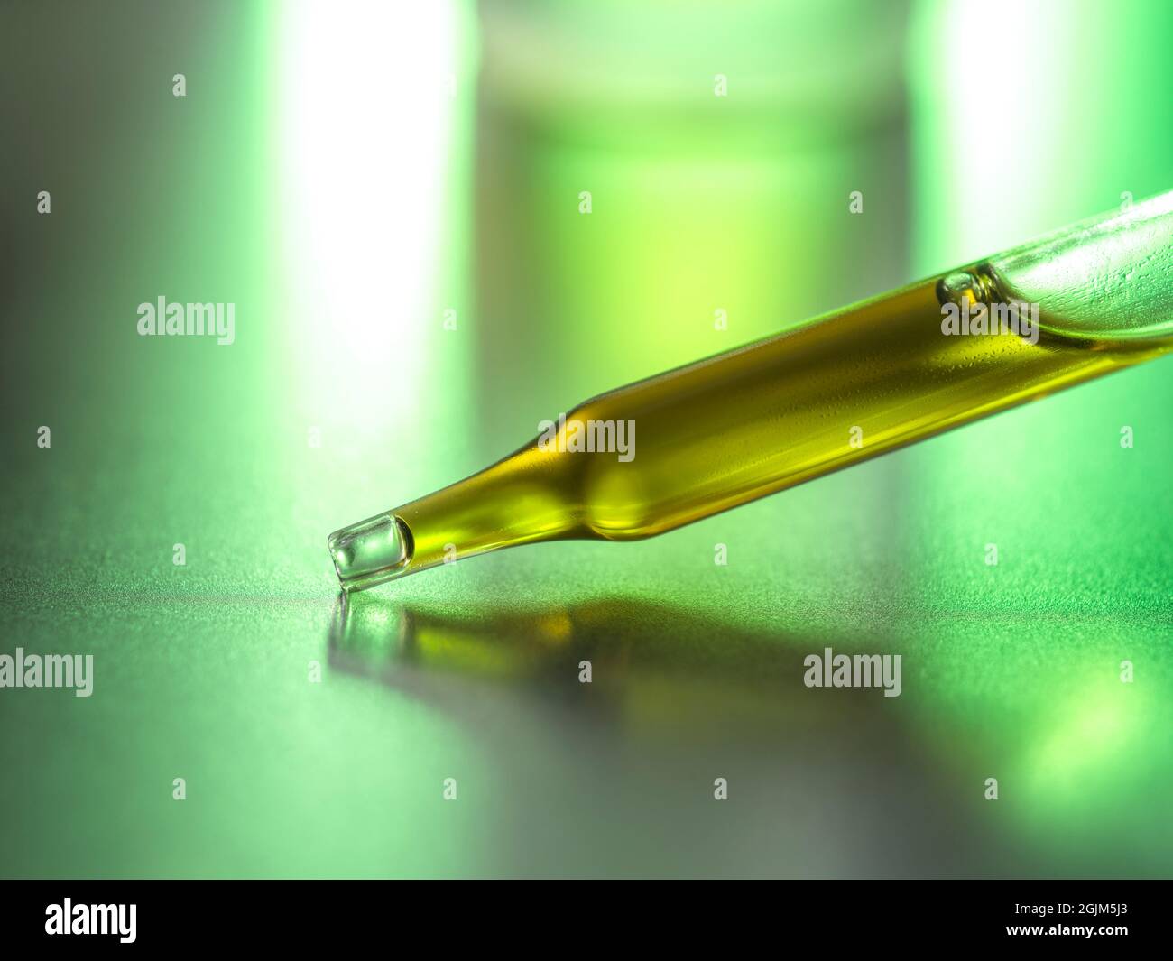 Olio essenziale in un contagocce Foto Stock