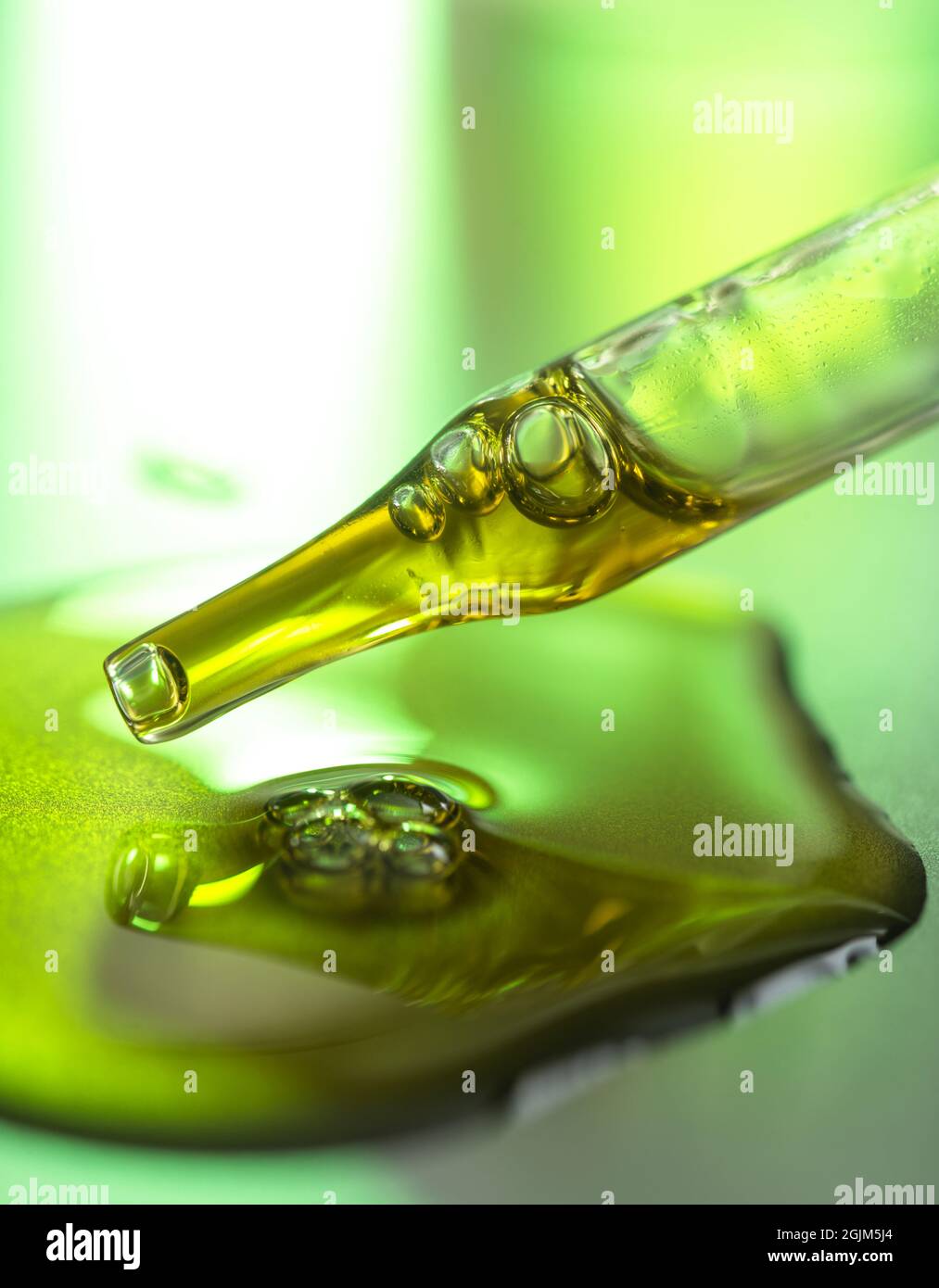 Olio essenziale in un contagocce Foto Stock