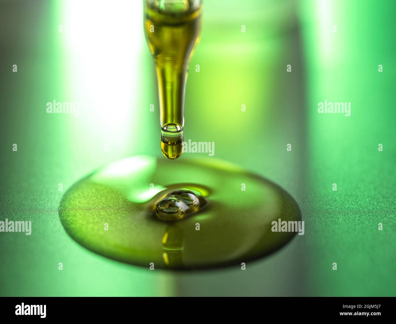 Olio essenziale in un contagocce Foto Stock