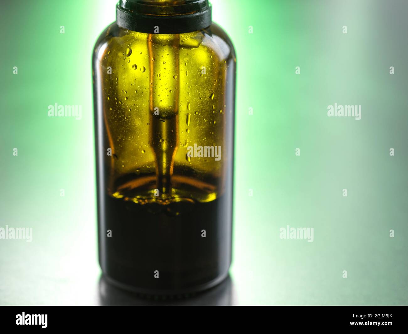 Olio essenziale in un contagocce Foto Stock