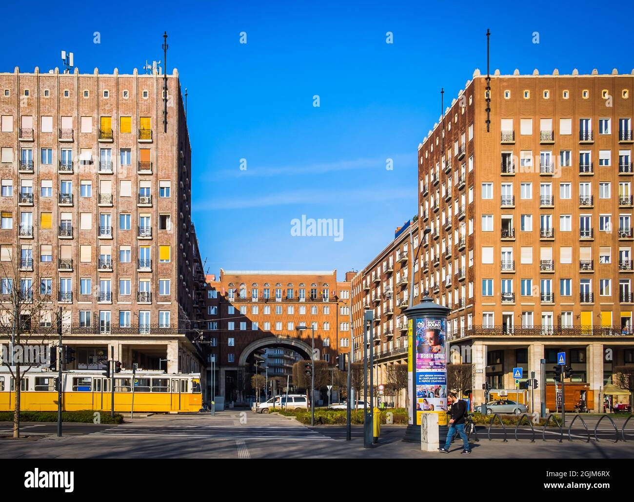 Ungheria, Budapest, marzo 2020, vista di alcuni edifici sul korut Karoly Foto Stock