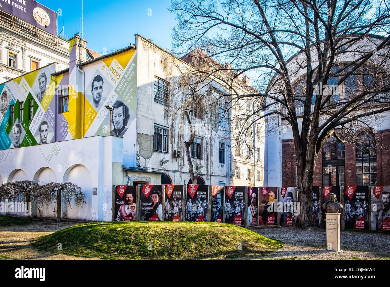 Ungheria, Budapest, marzo 2020, visione di un murale e poster nel Parco di Varoshaza Foto Stock