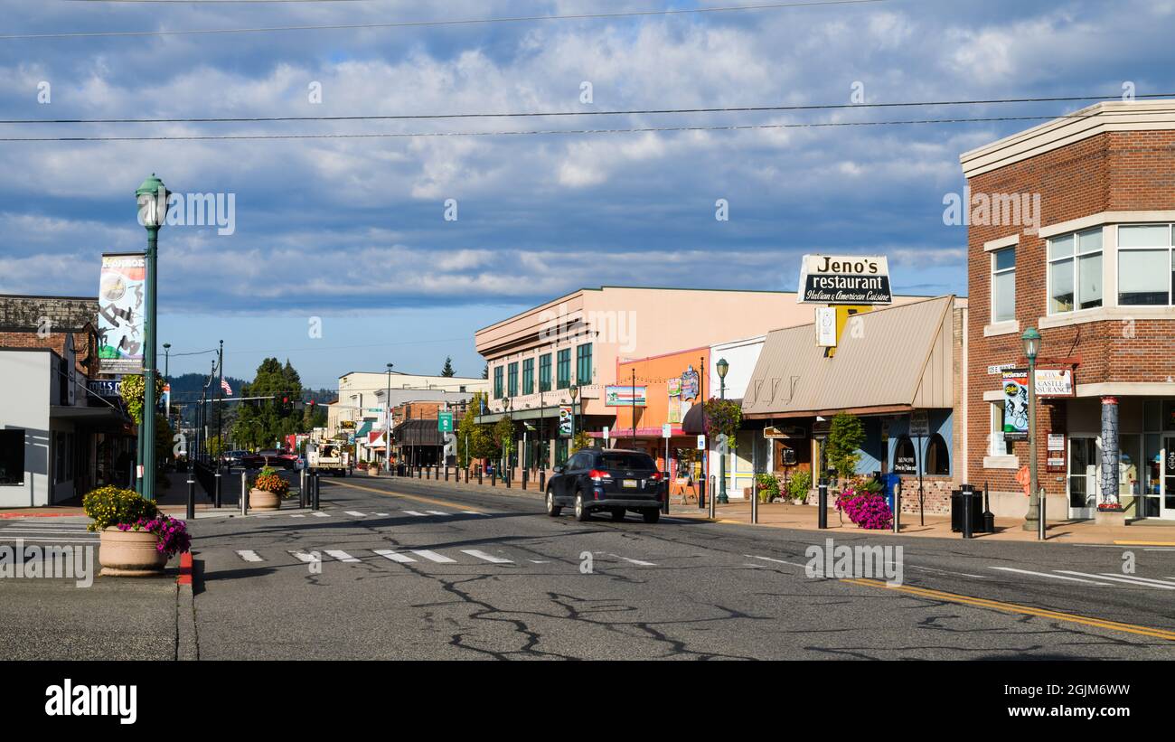 Monroe, WA, USA - 08 settembre 2021; East Main Street a Monroe Washington in tarda mattinata estiva sotto un cielo poco nuvoloso Foto Stock