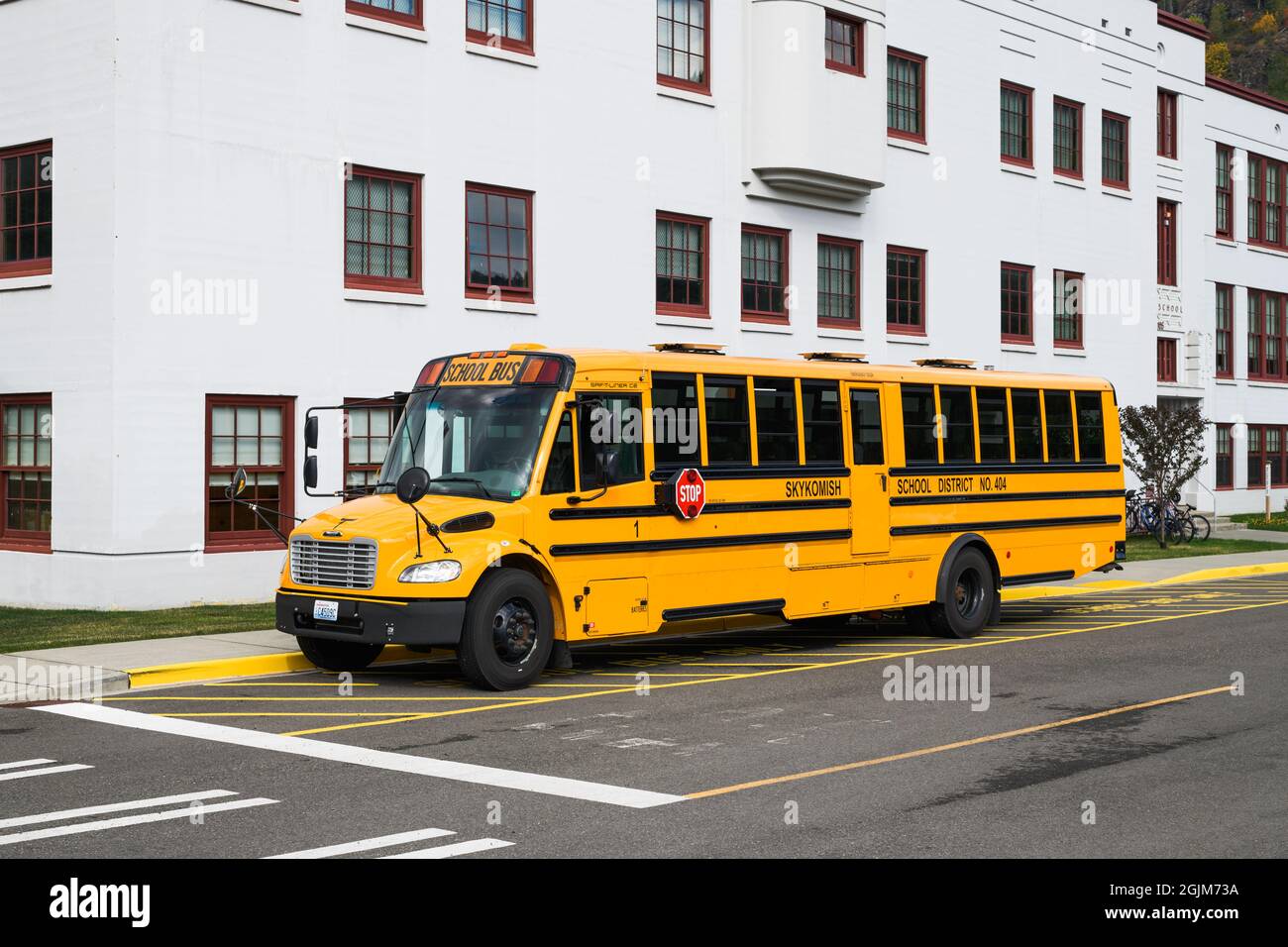 Skykomish, WA, USA - 08 settembre 2021; un Thomas costruì un autobus scolastico giallo parcheggiato fuori dalla scuola cittadina nelle Cascade Mountains Foto Stock