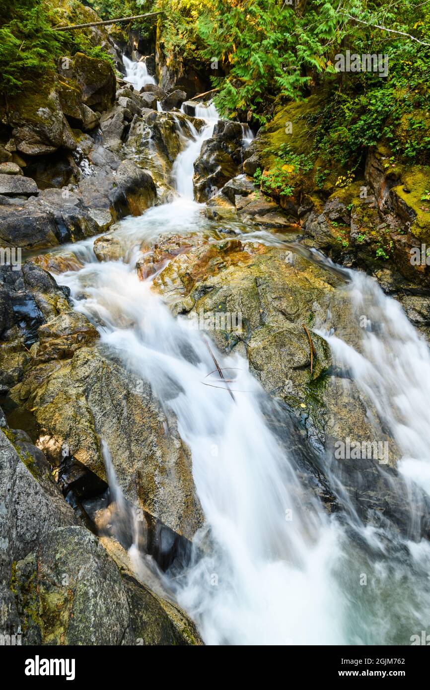 Deception Creek che si snoda attraverso e sopra le rocce alle cascate nella Mount Baker Snoqualmie National Forest nello stato di Washington Foto Stock