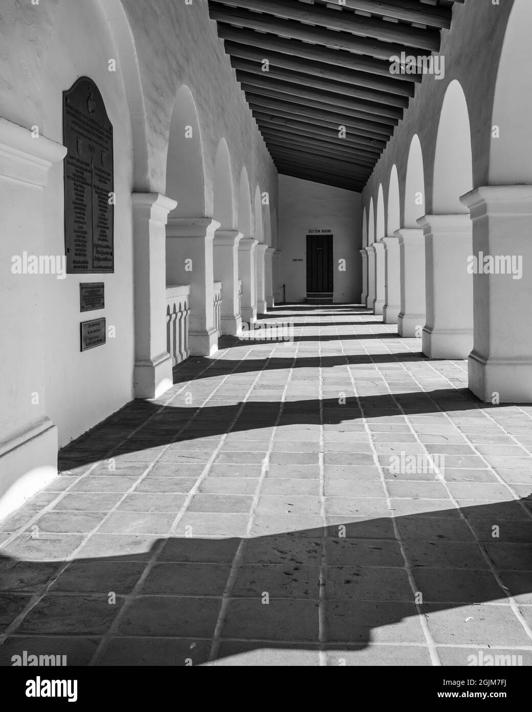 Passeggiata esterna e archi della Missione San Diego Presidio Foto Stock