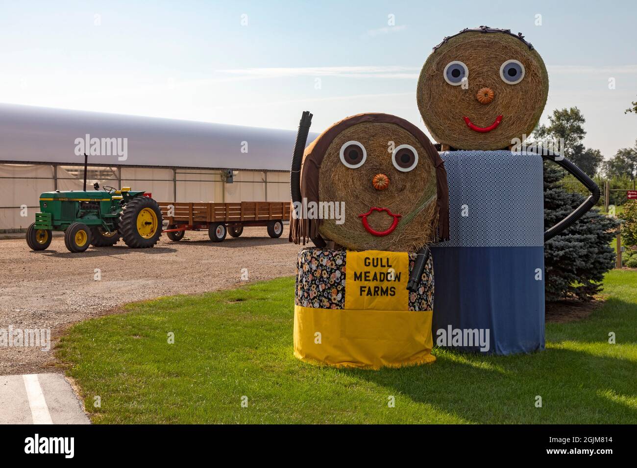 Richland, Michigan - Una scultura di balle di fieno accoglie i visitatori di Gull Meadow Farms. La fattoria è una destinazione popolare in autunno, con un labirinto di mais, pum Foto Stock