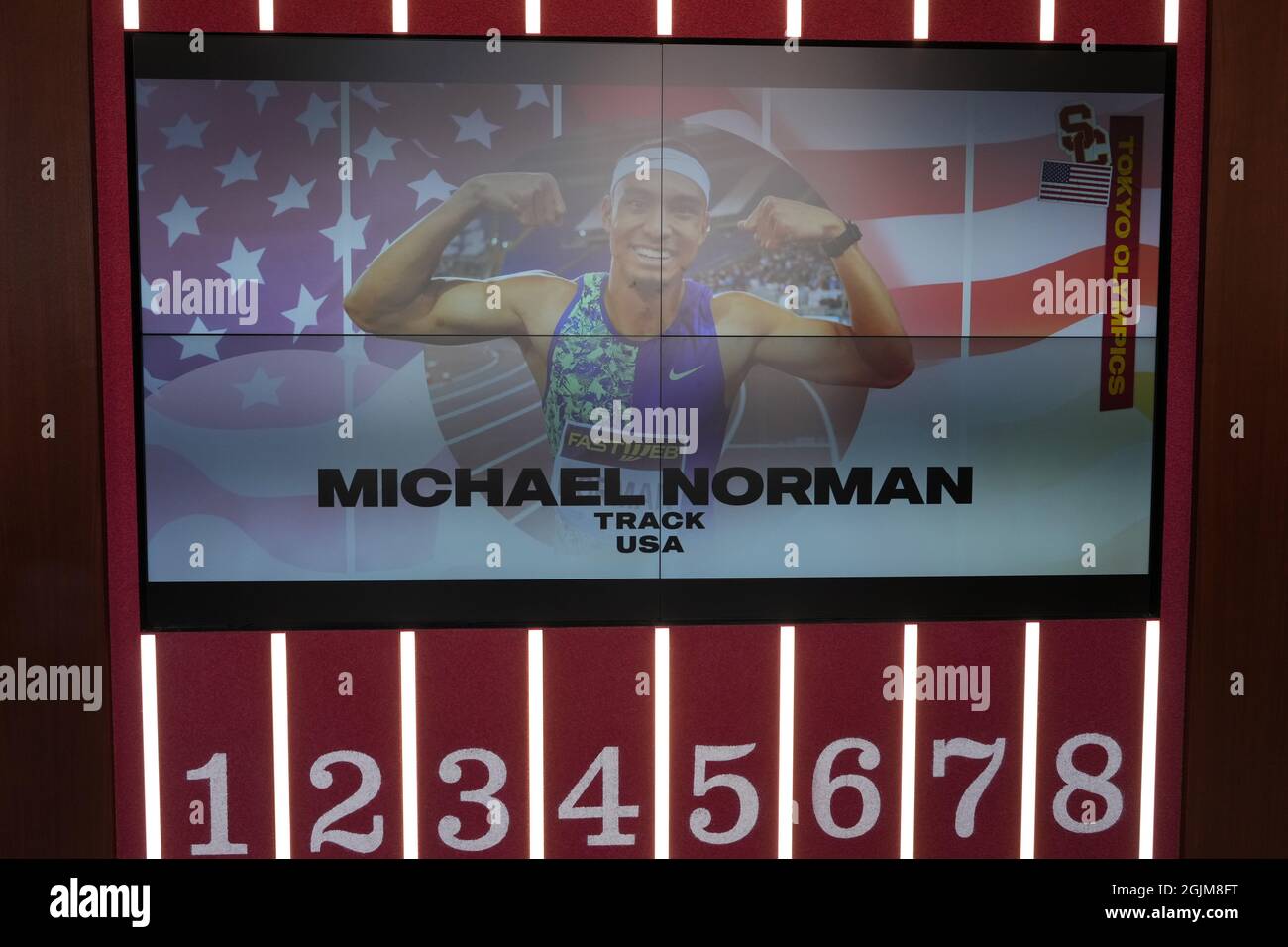 Un'immagine di Michael Norman viene visualizzata su uno schermo video durante una cerimonia di dedicazione del Colich Track and Field Center nel campus dell'Università o Foto Stock