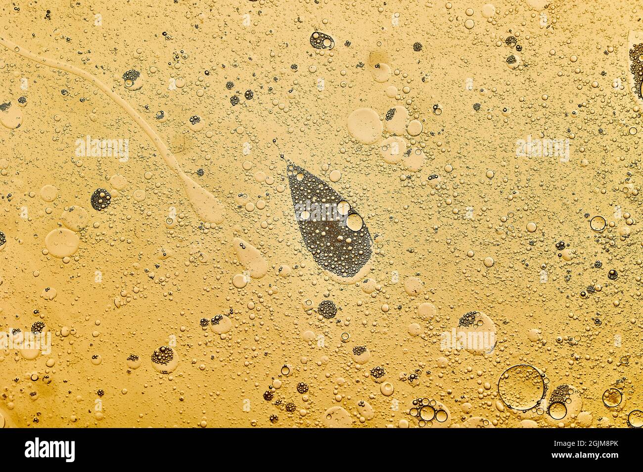 sfondo astratto di bolle gialle generate in acqua e olio Foto Stock