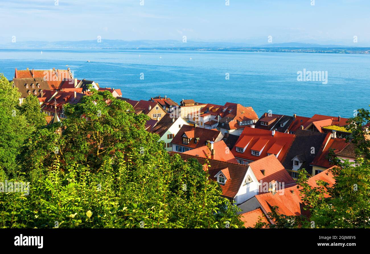 Vista sul lago di Costanza o Bodensee dalla città di Meersburg, Baden-Wurttemberg, Germania, Europa. Paesaggio panoramico con la vecchia città tedesca. Scenario di case con Foto Stock