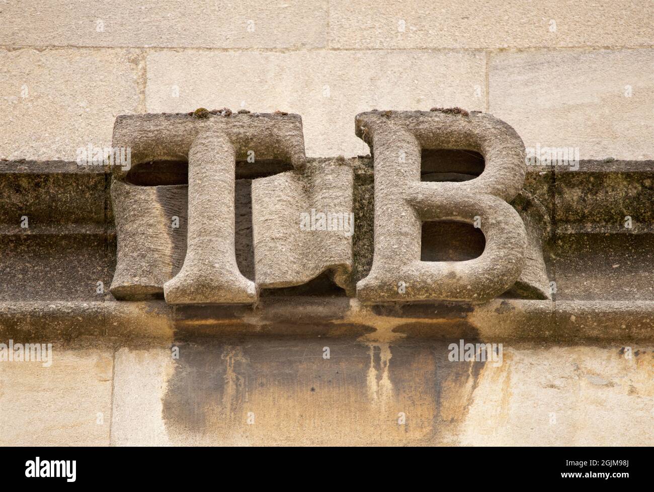 Decorazione scolpita in pietra. Iniziali TB. Scolpito tra gargoyles all'esterno della Bodleian Library, di fronte al Sheldonian Theatre, Università di Oxford, Oxford, Inghilterra, Regno Unito. THOMAS BODLEY Foto Stock
