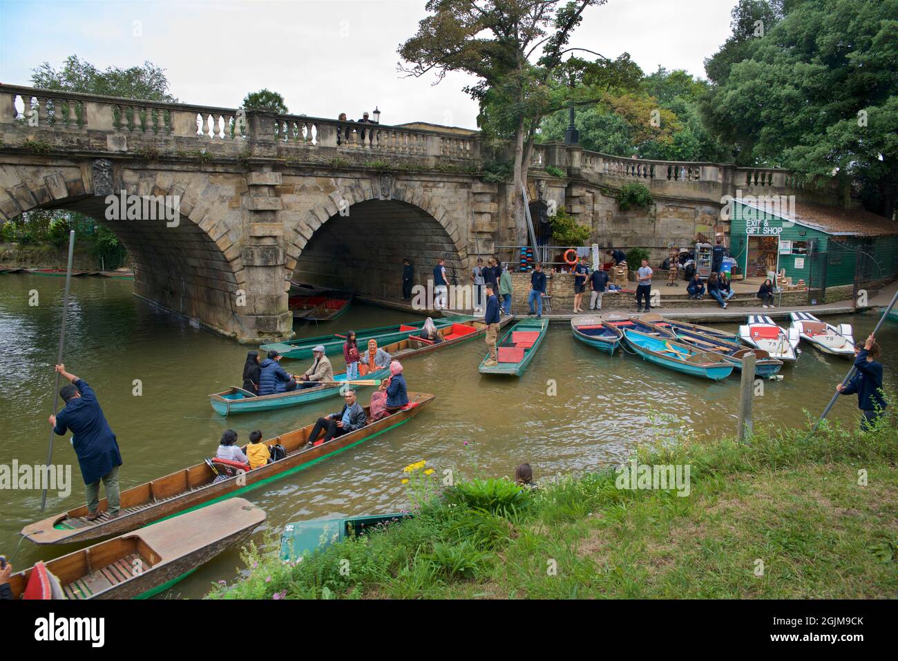 I visitatori di Oxford in punt sul fiume Cherwell. Visto dai terreni del Magdalen College, Università di Oxford, Inghilterra, Regno Unito Foto Stock