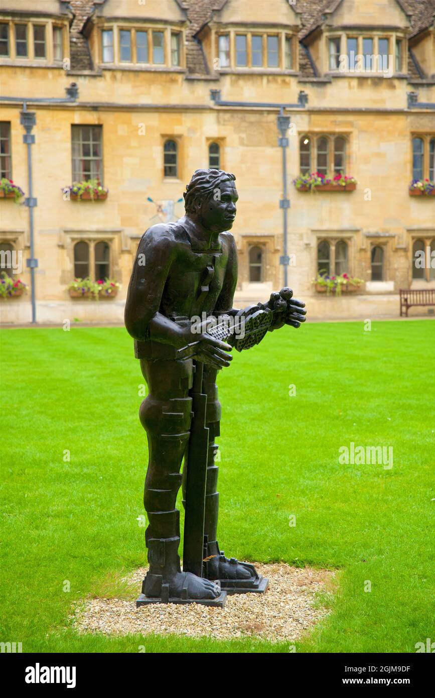 Old Quad, Brasenose College, Università di Oxford, Oxford, Inghilterra, REGNO UNITO. "Dio della Forge", scultura di Sir Eduardo Paolozzi (1924Ð2005) che rappresenta un dio della fucina. Il suo corpo rappresenta Efesto (Vulcan): dio dei fabbri, della lavorazione del metallo, dei falegnami, degli artigiani, degli artigiani, scultori, metallurgia, fuoco e vulcani. La testa è quella dell'artista. Foto Stock