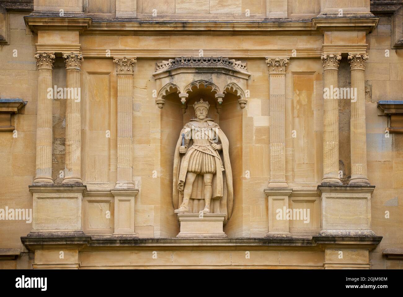 Particolare di pietra scolpito frontespiece nel quad anteriore, Wadham College, Università di Oxford, Oxford, Inghilterra, REGNO UNITO. James i raffigurò in stile Oxford Gothic Foto Stock