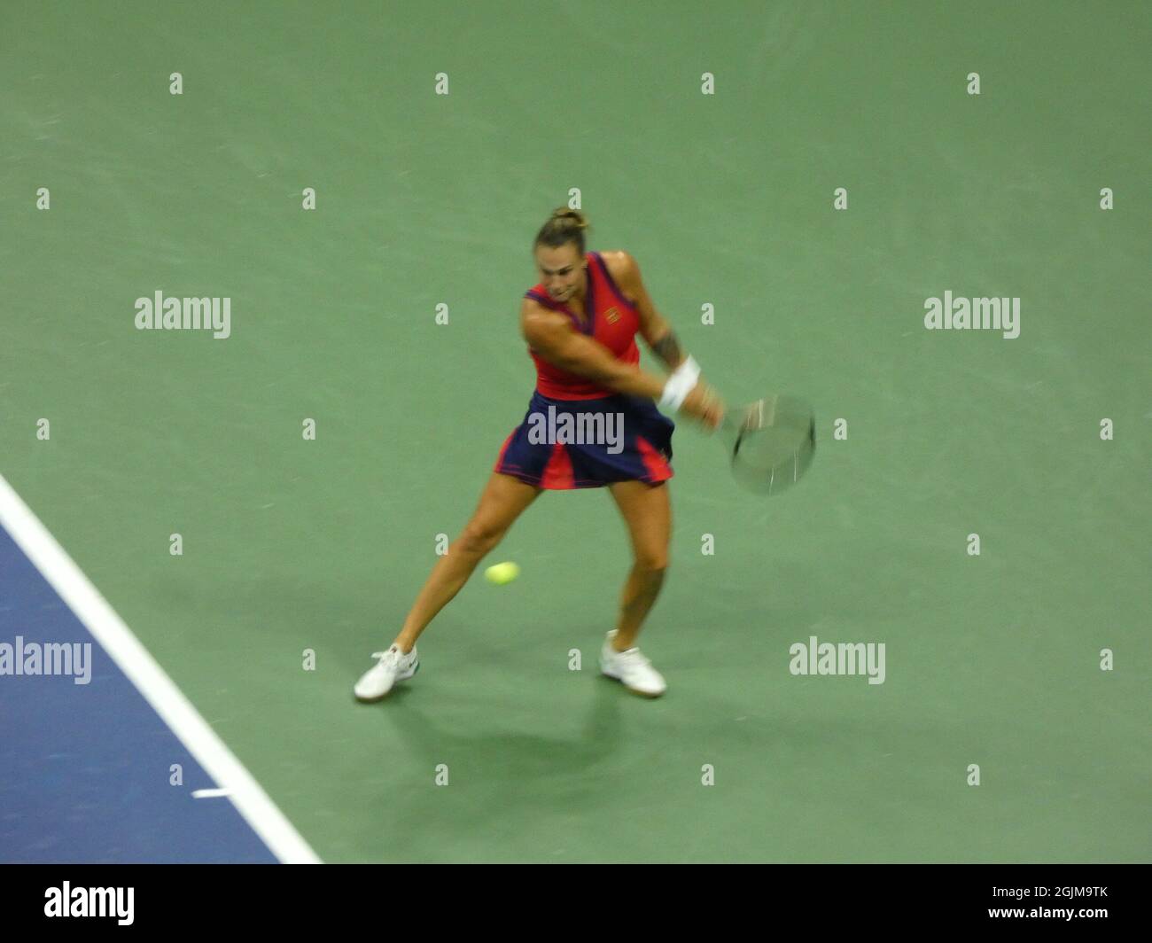 Queens, Stati Uniti. 10 Settembre 2021. (SPO) Fernandez prevale su Sabalenka per passare al Concorso finale del Grande Slam delle Donne in occasione dei Campionati US Open Tennis 2021. 9 settembre 2021, Flushing, Queens, NY, USA: In una partita scomoda, nervosa ed errata, il seme No.2 Aryna Sabalenka di Bielorussia infine infartuò in una sequenza irrecuperabile di doppi difetti, cedendo così a Leylah Fernandez in tre serie, 7-6(3), 4-6, 6-4. Fernandez è ora proiettato in una finale Round teenage showdown con Emma Raducanu al US Open più tardi questa settimana. (Credit Image: © Julia Mineeva/TheNEWS2 via ZUMA Cred Foto Stock