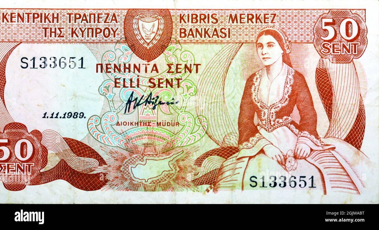 Lato opposto di Cipro 50 cinquanta centesimi di banconote moneta emessa 1989 dalla banca centrale di Cipro presenta la donna cipriota indossando abito nazionale e Cy Foto Stock