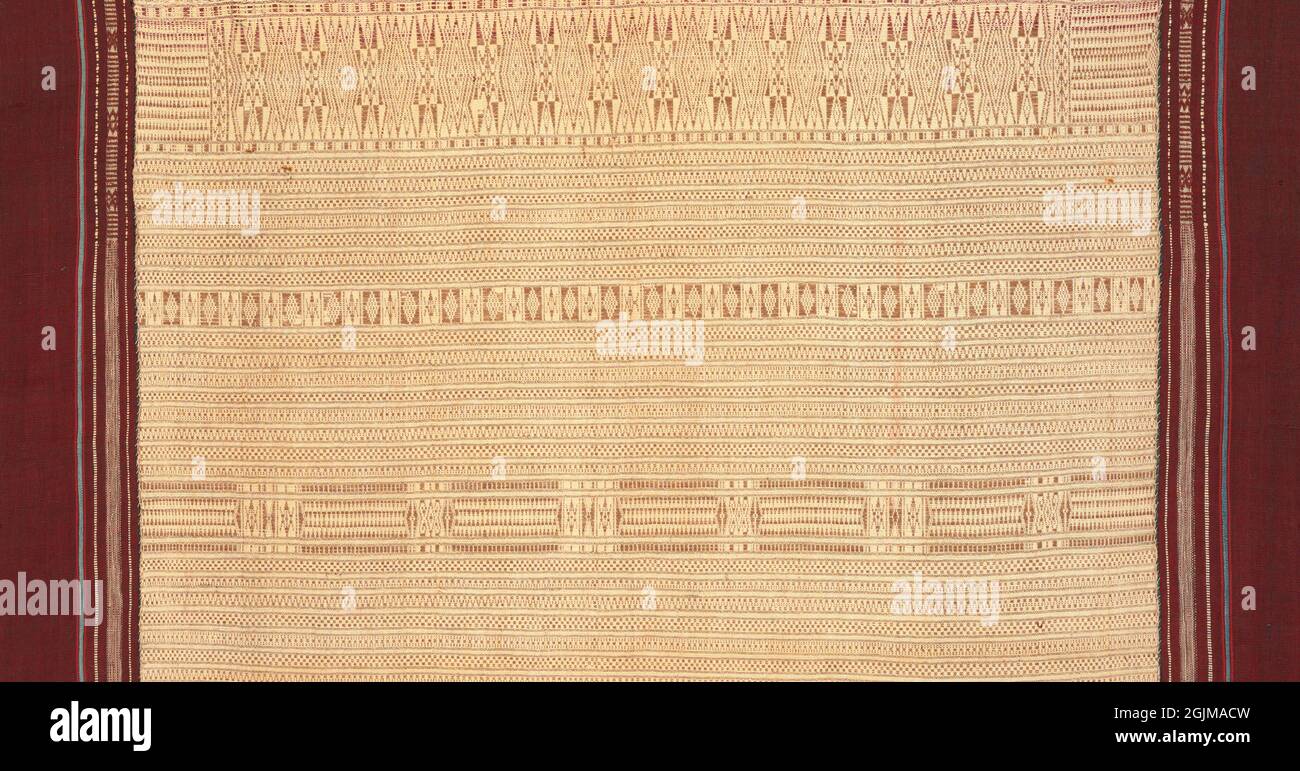 Dettaglio di un Batak (N Sumatra) Ulos ragidup, un panno cerimoniale per le spalle, che è avvolto intorno alla madre dello sposo dal padre della sposa in un matrimonio. Tessuto in tre pannelli. Probabile 19 ° secolo. Sumatra, Indonesia Foto Stock