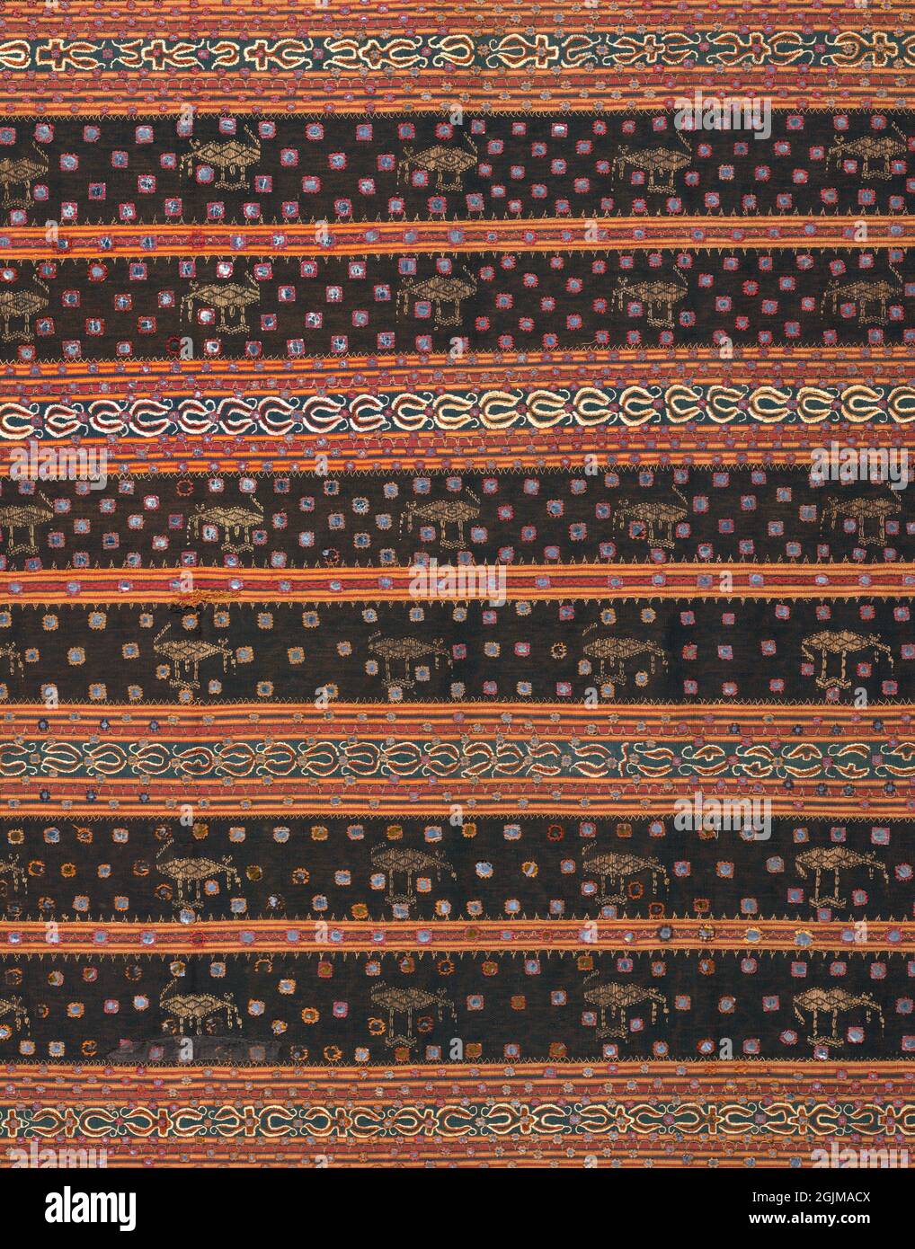 Particolare di un sarong femminile festival tessuto decorato con ricami e pezzi di mica attaccati in file. Lampung, Sumatra, Indonesia. Probabile 19 ° secolo. Foto Stock
