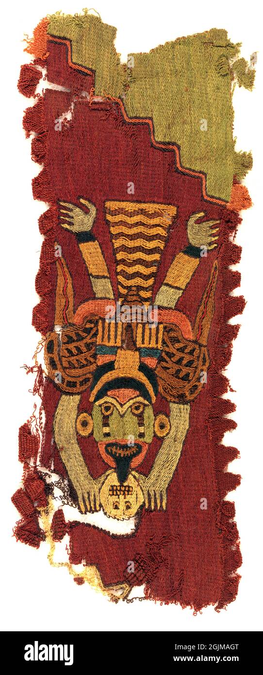 Frammento tessile peruviano di Precolumbian raffigurante una figura alata con testa di trofeo. Ricamo. Perù. Foto Stock