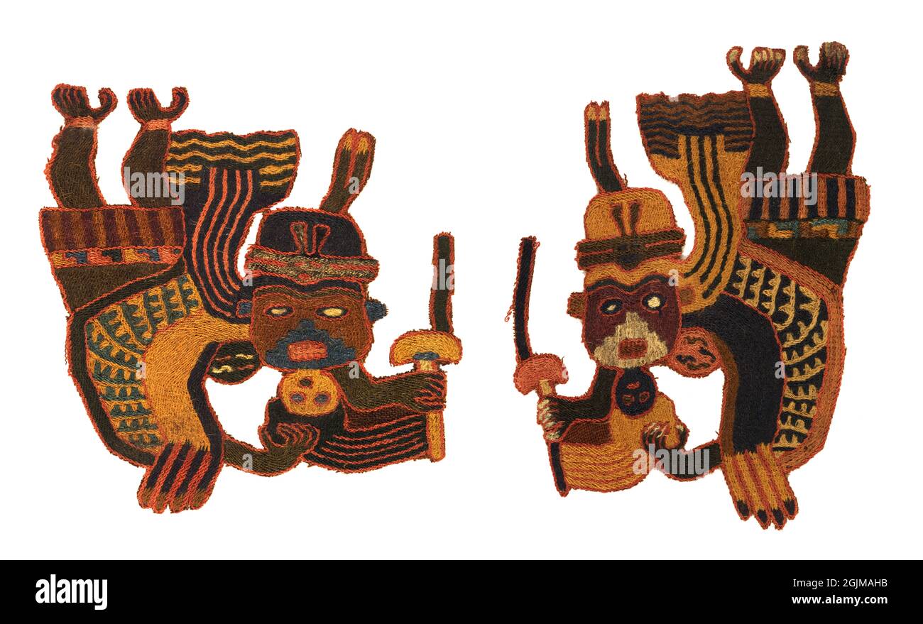 Frammento tessile peruviano di Precolumbian., 300 BCEÐ100 CE. Perù. Figure di ballerini con testa piegata all'indietro indossando headdresses. Foto Stock