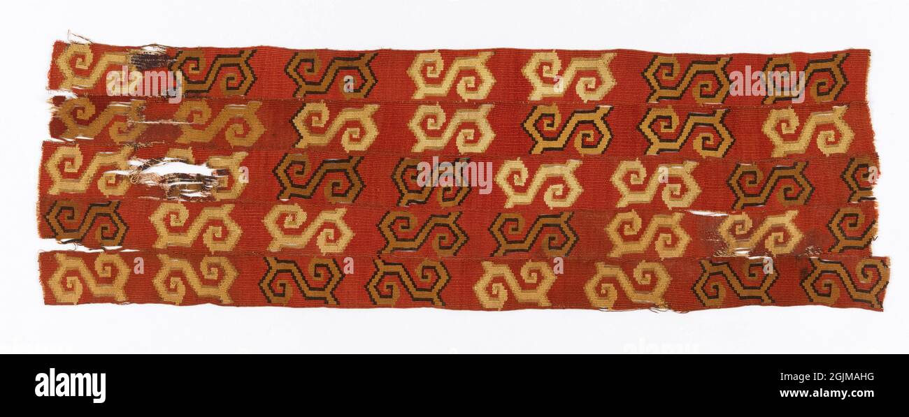 Frammento tessile peruviano di Precolumbian. Cinque strisce tessute con tappezzeria unite con un disegno di serpente altamente stilizzato in marrone chiaro e scuro su sfondo rosso. Foto Stock