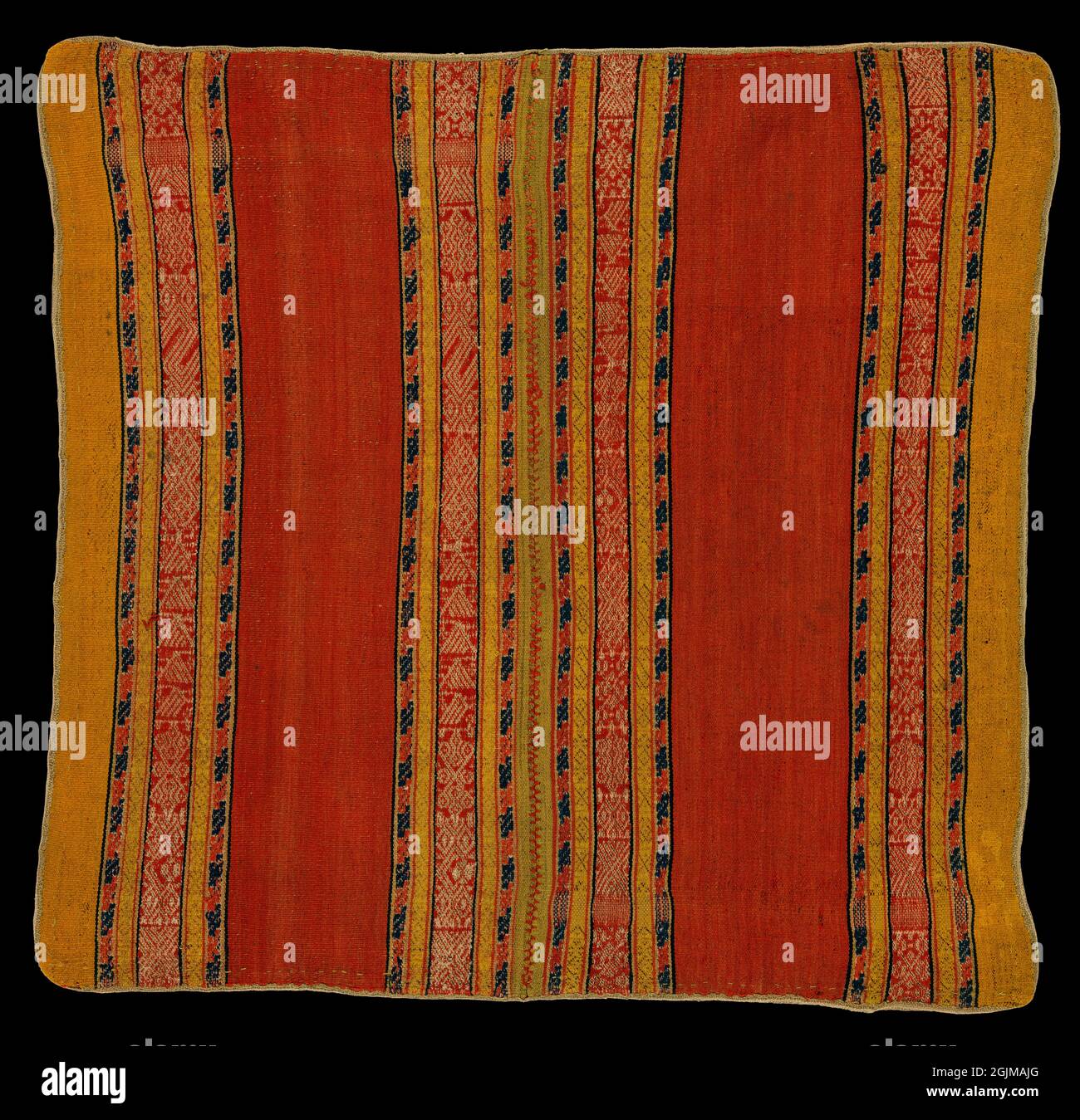 Lana tessuto peruviano di 2 telai a fascia d'anca pannelli tessuti cuciti insieme. Bande di colore (probabilmente tinte cocineali) e di broccatura geometrica. xvii - xviii secolo. Perù Foto Stock
