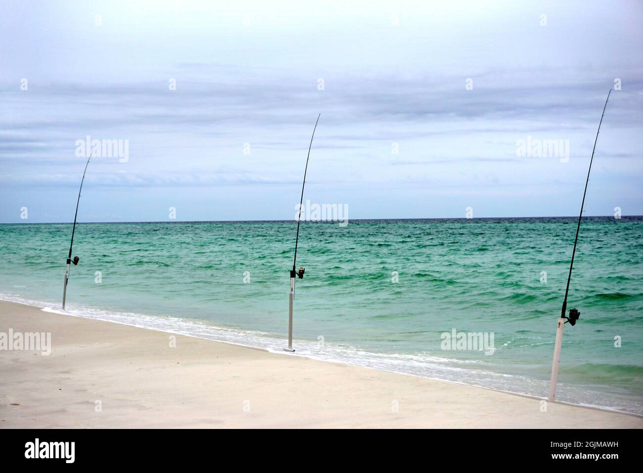 Pesca in acque color smeraldo presso la spiaggia di sabbia bianca di Destin Beach, Destin Florida USA Foto Stock
