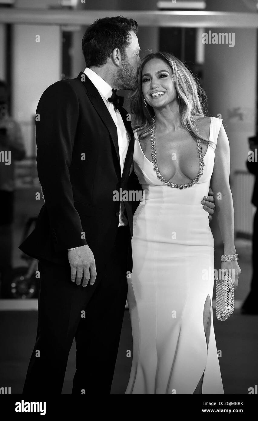 Venezia, Italia. 10 Settembre 2021. VENEZIA, ITALIA - SETTEMBRE 10: Ben Affleck e Jennifer Lopez partecipano al tappeto rosso del film 'l'ultimo Duel' durante il 78° Festival Internazionale del Cinema di Venezia il 10 Settembre 2021 a Venezia. Credit: dpa/Alamy Live News Foto Stock