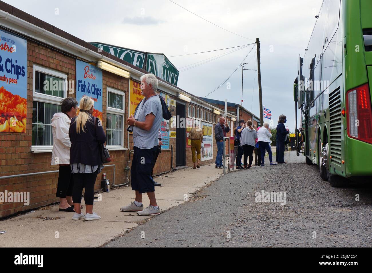 Chi viaggia per un giorno in una fermata del pullman accanto a un caffè della fattoria vicino a Spalding Lincs. Foto Stock