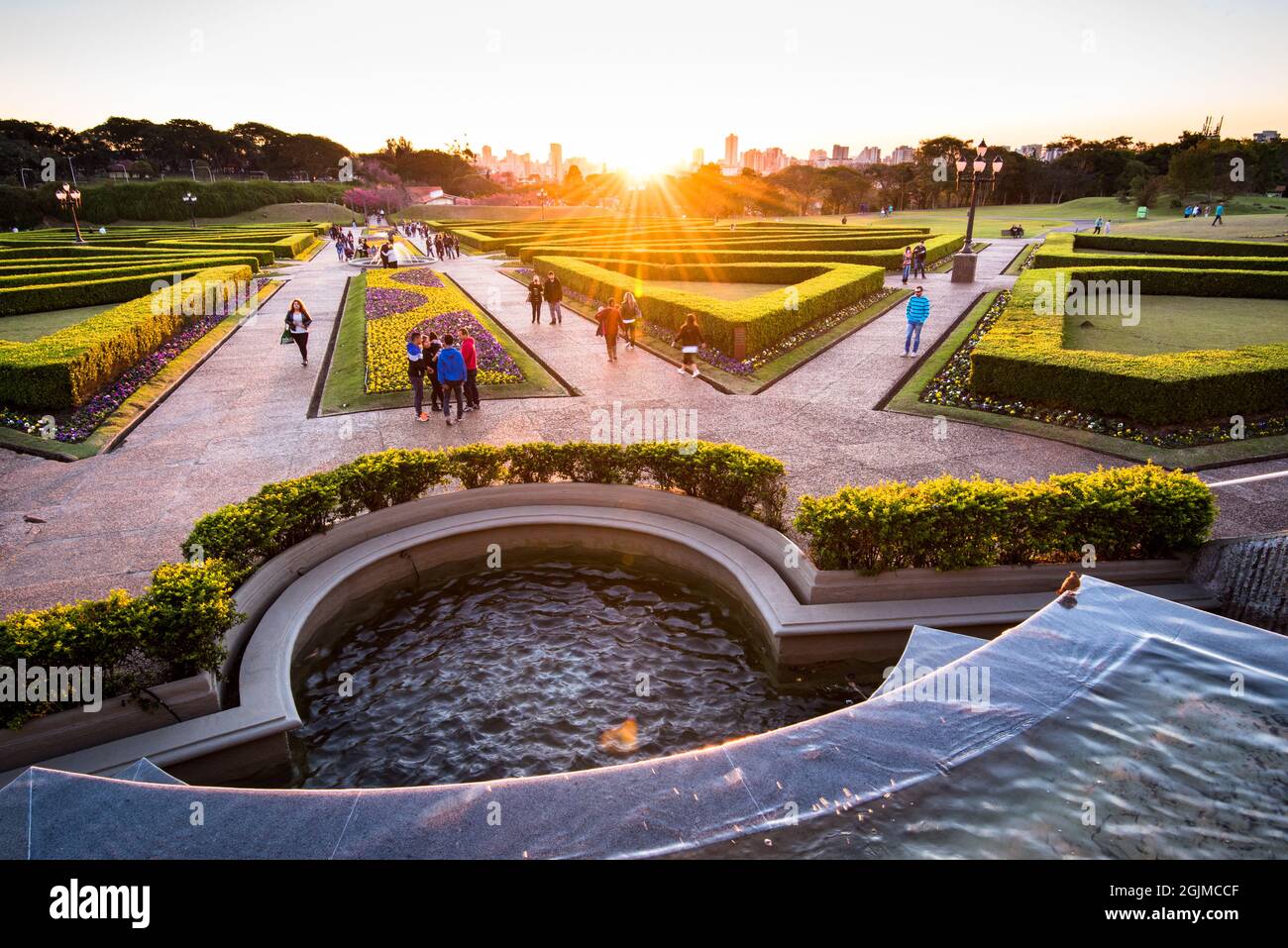 Curitiba, Brasile - 21 luglio 2017: La gente cammina nel famoso parco del Giardino Botanico durante il tramonto. Il giardino è stato aperto nel 1991. Foto Stock