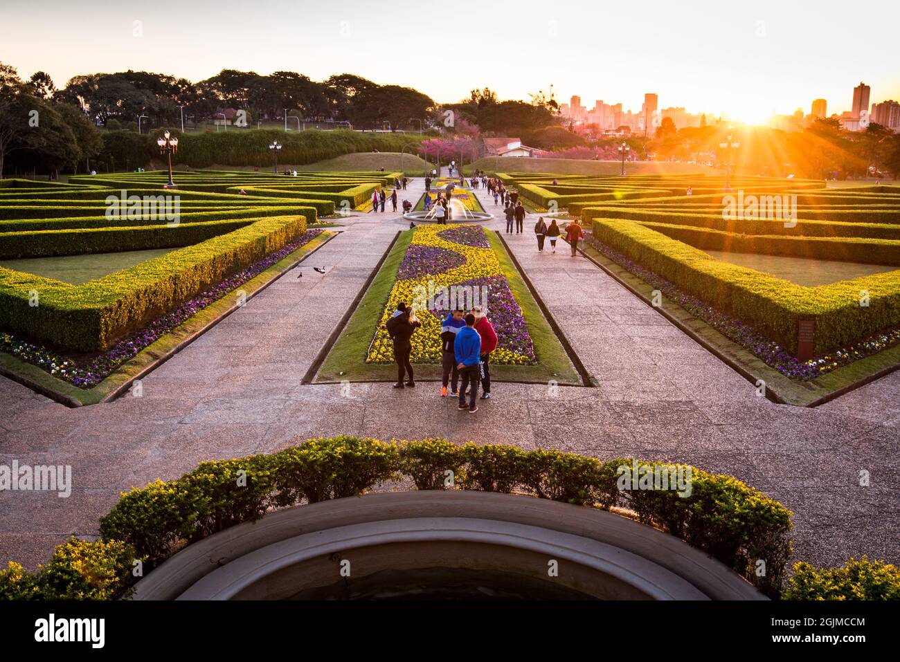 Curitiba, Brasile - 21 luglio 2017: La gente cammina nel famoso parco del Giardino Botanico durante il tramonto. Il giardino è stato aperto nel 1991. Foto Stock