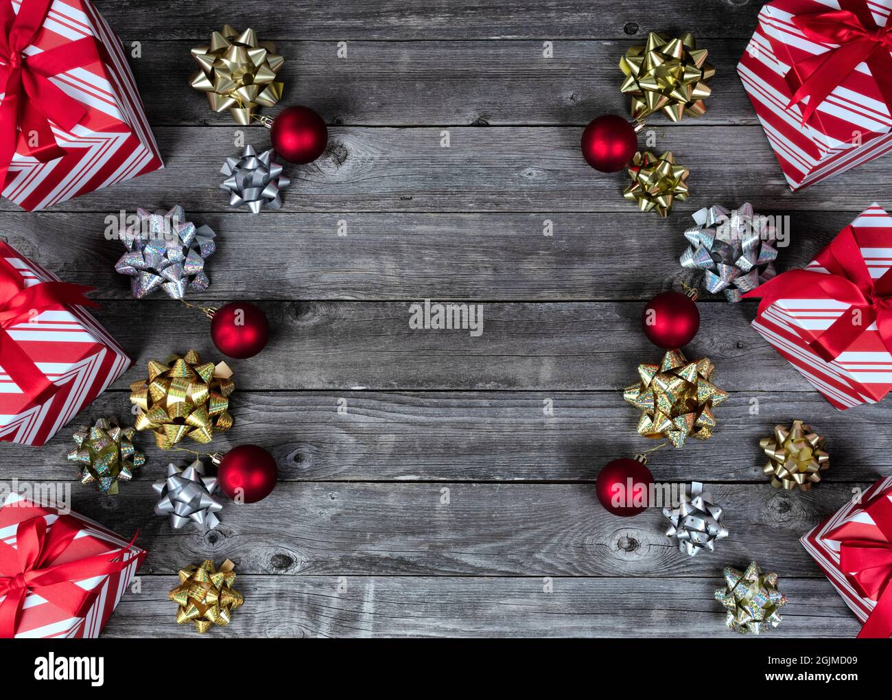 Regali stagionali con decorazioni su tavole rustiche in legno per un buon Natale o felice Capodanno concetto festa Foto Stock