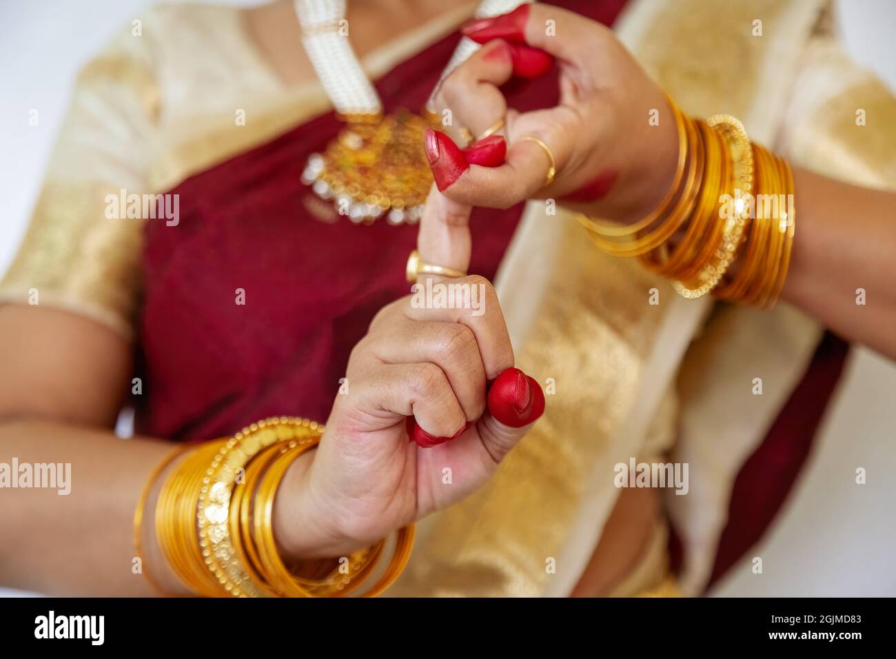 Ballerina donna che dimostra 'Paasha hasta' raffigurante una corda o un legame di danza classica indiana Bharatanatyam Foto Stock