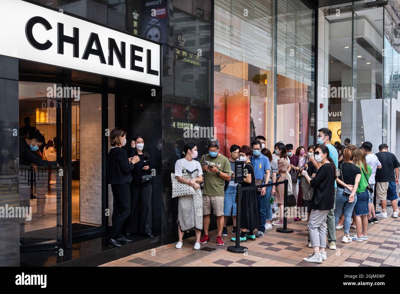Hong Kong, Cina. 7 agosto 2021. Gli acquirenti fanno la fila all'ingresso  del negozio di abbigliamento e prodotti di bellezza Chanel, multinazionale  francese, visto a Hong Kong. (Foto di Budrul Chukrut/SOPA Images/Sipa