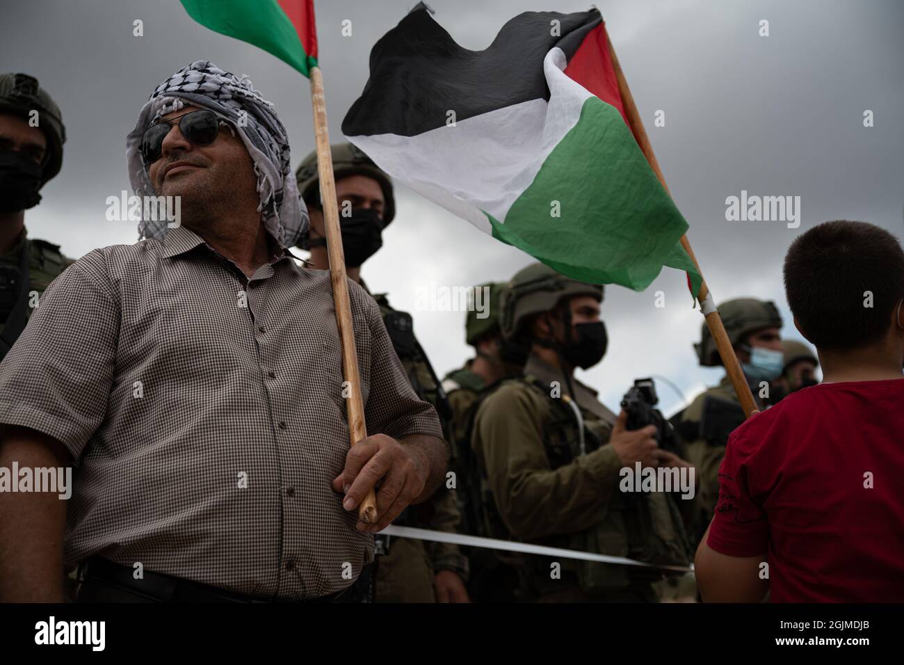 Salfit, Palestina. 10 Settembre 2021. I palestinesi del villaggio di Salfit protestano davanti ai soldati armati israeliani, contro il saccheggio delle loro terre da parte di un nuovo avamposto ebraico in Cisgiordania. Mentre la gente del posto ha fatti di terra che provano la loro proprietà sulla terra - l'IDF sta impedendo il loro accesso alla terra mentre sta sorvegliando l'avamposto ebraico. Salfit, Israele / Palestina, l'11 settembre 2021. (Foto di Matan Golan/Alamy Live News) Credit: Matan Golan/Alamy Live News Foto Stock