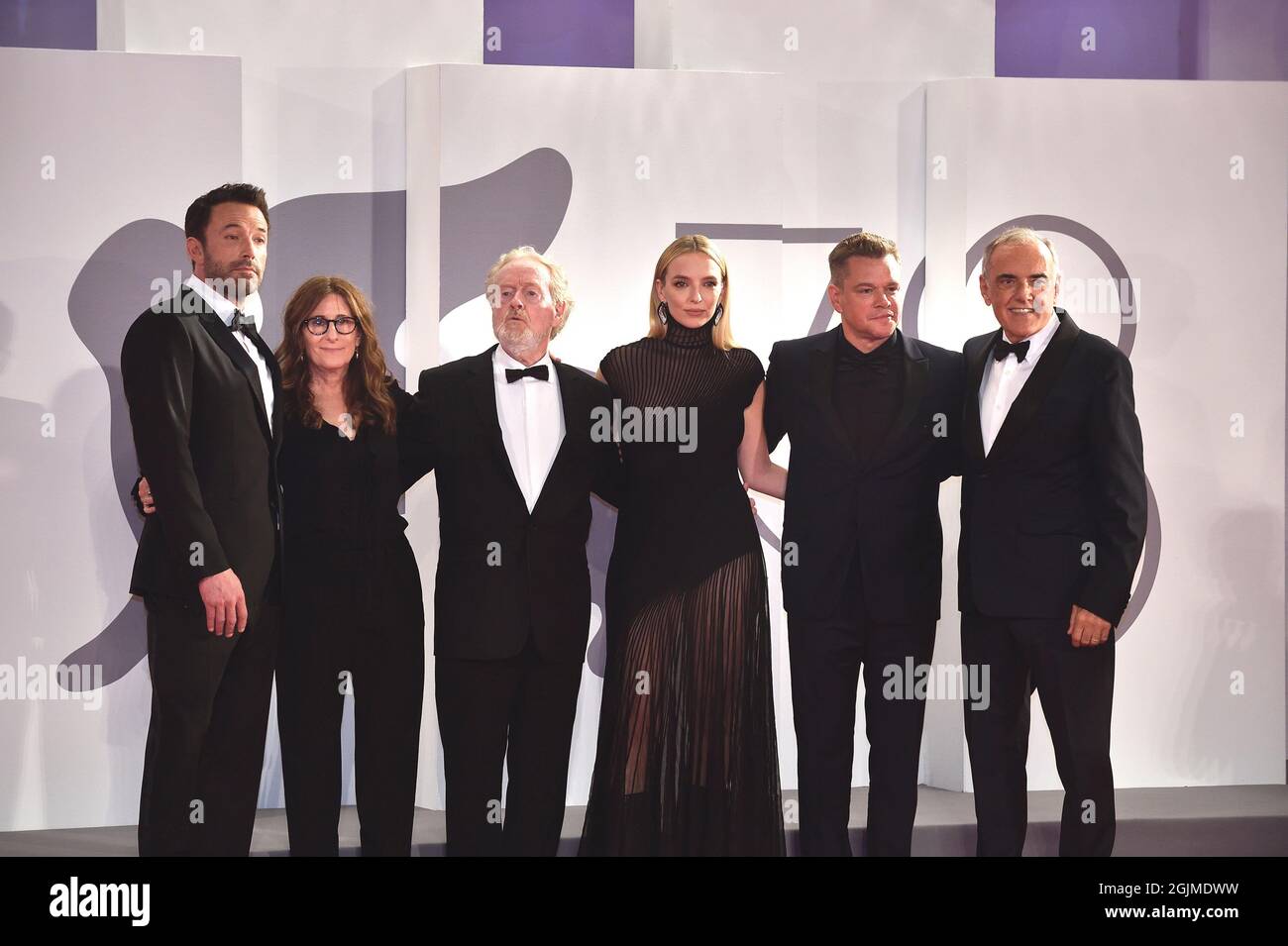 Venezia, Italia. 10 Settembre 2021. VENEZIA, ITALIA - SETTEMBRE 10:ben Affleck, Nicole Holofcener, Direttore Ridley Scott, Jodie Comer, Matt Damon partecipa al tappeto rosso del film 'l'ultimo Duel' durante il 78° Festival Internazionale del Cinema di Venezia il 10 Settembre 2021 a Venezia. Credit: dpa/Alamy Live News Foto Stock