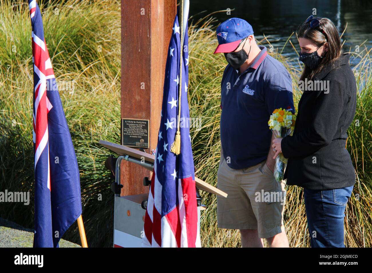 La gente paga i loro rispetti al Memoriale dei vigili del fuoco a Christchurch in occasione del ventesimo anniversario degli attacchi del World Trade Center. La Nuova Zelanda commemora il 20° anniversario degli attacchi del World Trade Center. 20 anni fa oggi i terroristi hanno volato aerei commerciali nel World Trade Center, noto anche come torri gemelle. La Nuova Zelanda fu dotata di alcuni naufragi dal World Trade Center da parte della Città di New York, che fu resa un monumento ai vigili del fuoco che si trova a Christchurch. (Foto di Adam Bradley/SOPA Images/Sipa USA) Foto Stock