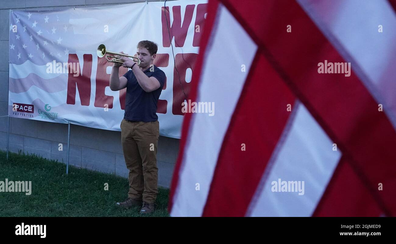 St. Louis, Stati Uniti. 10 Settembre 2021. Matt Block gioca A COLPI di Art Hill, nel Forest Park al tramonto a St. Louis prima della lettura dei nomi di coloro che sono stati uccisi al World Trade Center, e i militari e le donne che sono stati uccisi in guerra dopo gli attacchi del 9/11 il venerdì 10 settembre 2021. Le sono 7400 bandiere americane in mostra per onorare la loro memoria. Foto di Bill Greenblatt/UPI Credit: UPI/Alamy Live News Foto Stock