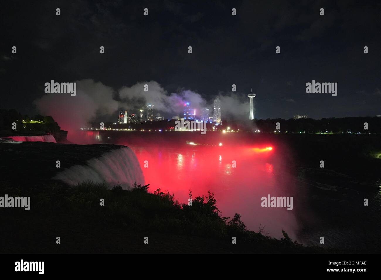 Cascate del Niagara di notte. Vista mozzafiato con spettacolo di luci multicolore. Foto Stock