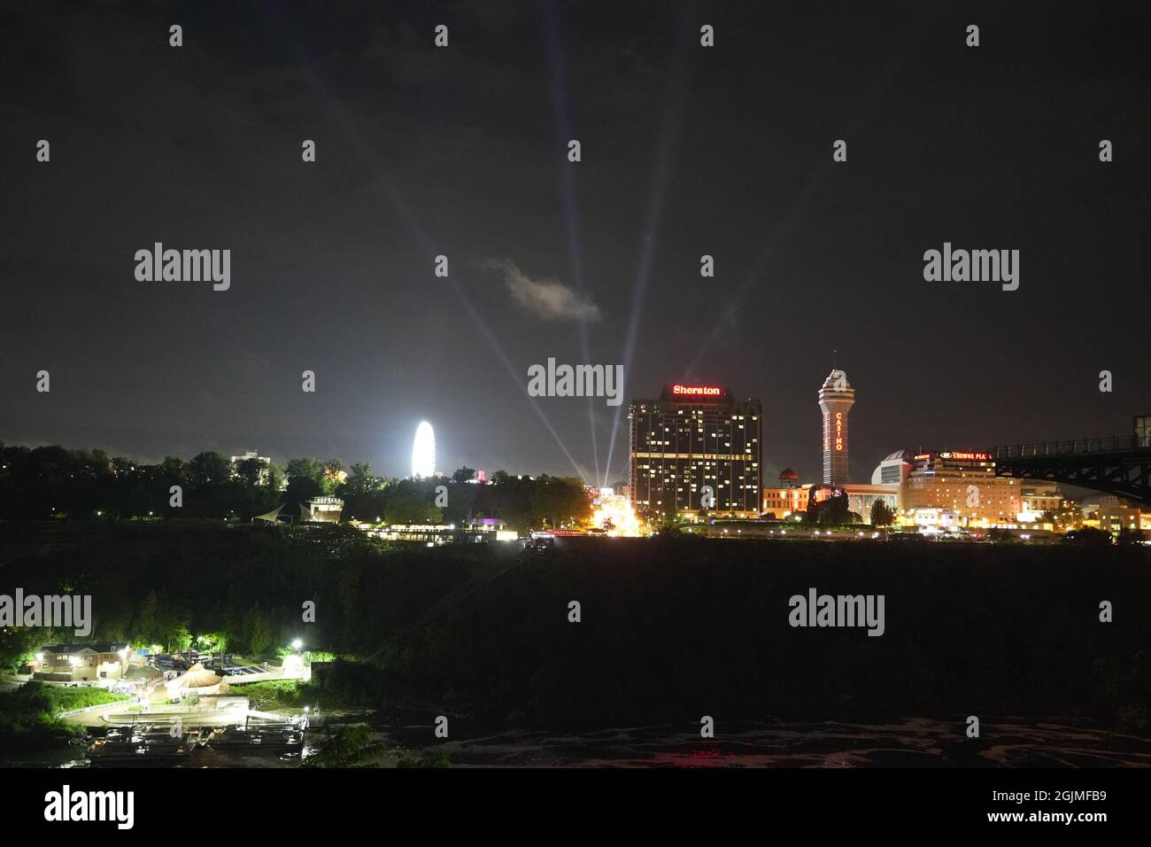 Cascate del Niagara di notte. Vista mozzafiato con spettacolo di luci multicolore. Foto Stock