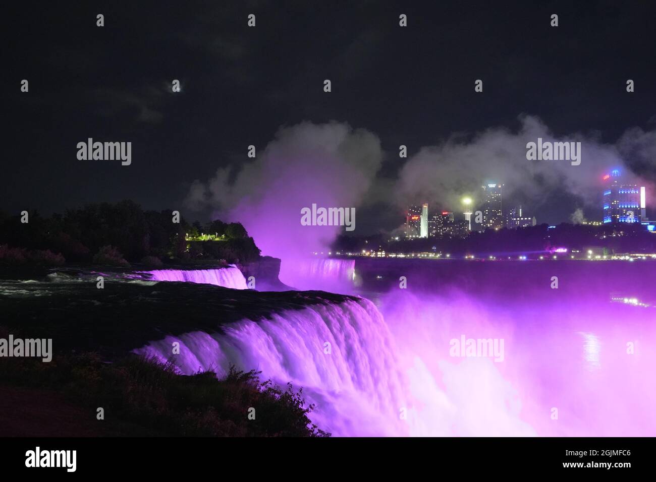 Cascate del Niagara di notte. Vista mozzafiato con spettacolo di luci multicolore. Foto Stock