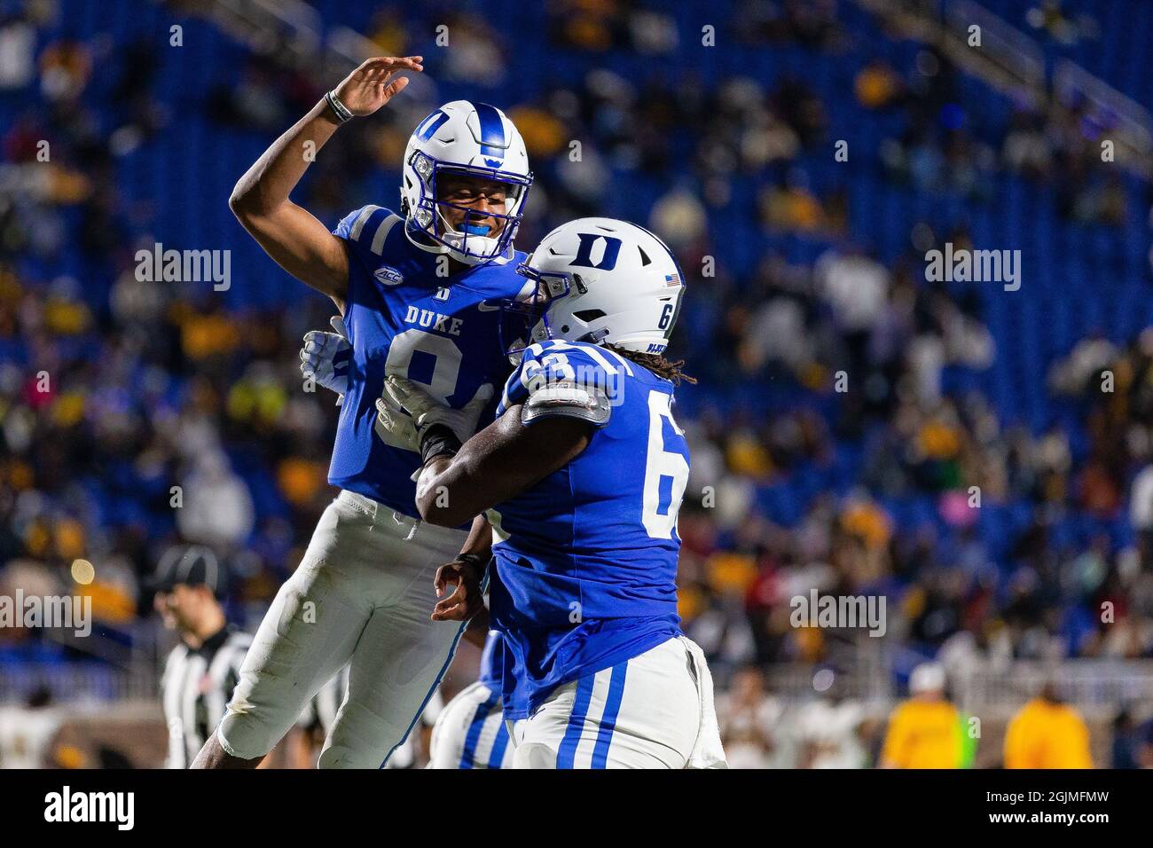 Durham, NC, Stati Uniti. 10 Settembre 2021. Duke Blue Devils quarterback Jordan Moore (8) festeggia con la guardia Jacob Monk (63) nel terzo trimestre della partita di calcio NCAA al Wallace Wade Stadium di Durham, NC. (Scott Kinser/Cal Sport Media). Credit: csm/Alamy Live News Foto Stock Durham, NC, Stati Uniti. 10 Settembre 2021. Duke Blue Devils quarterback Jordan Moore (8) festeggia con la guardia Jacob Monk (63) nel terzo trimestre della partita di calcio NCAA al Wallace Wade Stadium di Durham, NC. (Scott Kinser/Cal Sport Media). Credit: csm/Alamy Live News Foto Stock