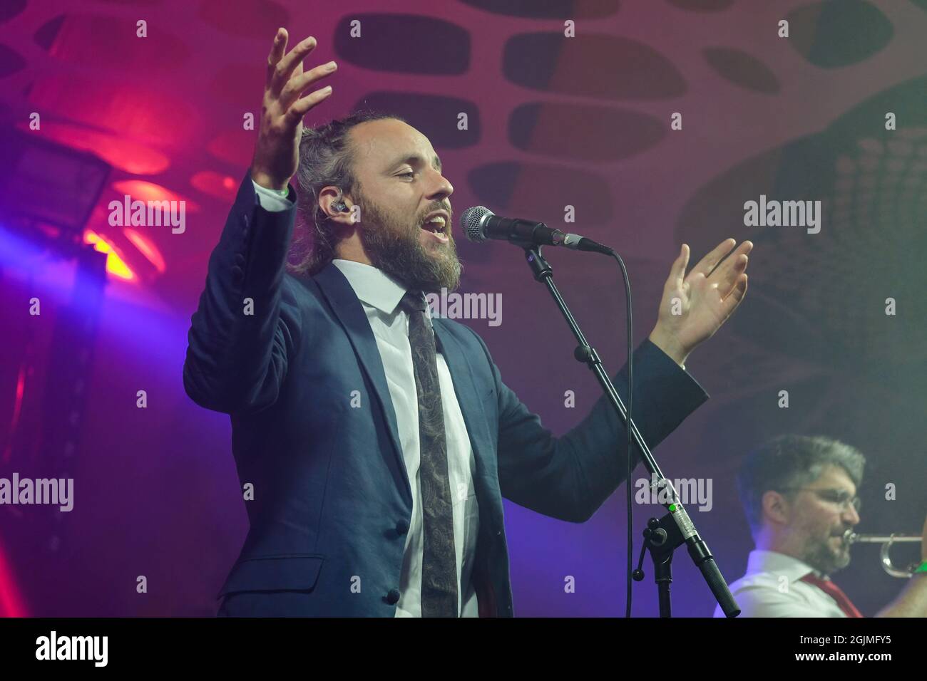 Winchester, Regno Unito. 10 Settembre 2021. Cantante, Jonathan Scratchley suona dal vivo sul palco con la band inglese Dubstep Gentleman's Dub Club al Mucky Weekender Festival. Credit: SOPA Images Limited/Alamy Live News Foto Stock